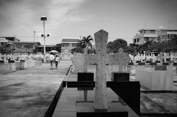 Hombre de mediana edad con su madre caminando en el cementerio —  Fotos de Stock