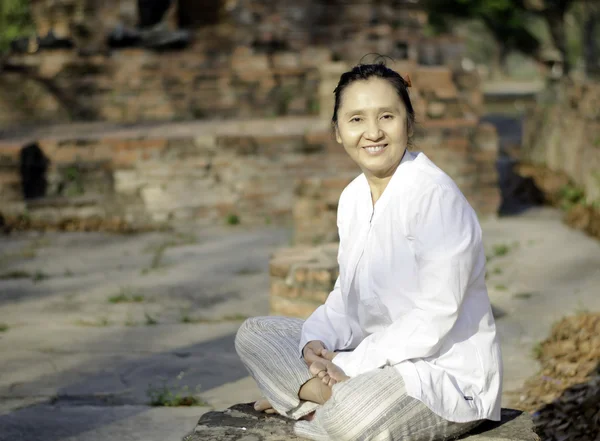 Sorridente donna meditando — Foto Stock