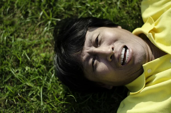 Portrét šťastný muž na trávě — Stock fotografie