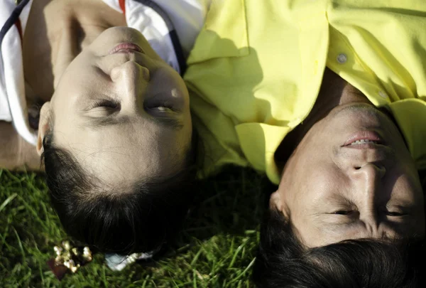 高级情侣躺在草地上的特写 — 图库照片