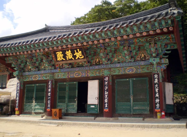 Koreanska stil detaljerade beomeosa tempel, busan, Sydkorea — Stockfoto