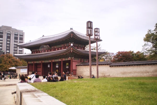 SEOUL-COREA DEL SUR 24 DE OCTUBRE: Visita turística a Changdeokgung — Foto de Stock