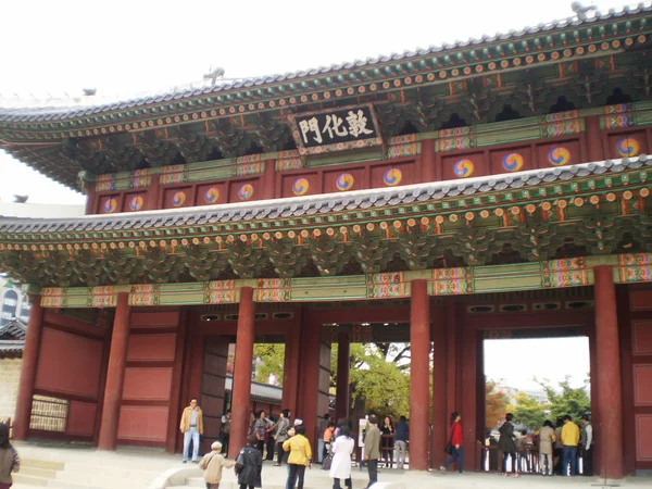 10 月韩国首尔-南 24: 旅游参观在昌德宫 — 图库照片