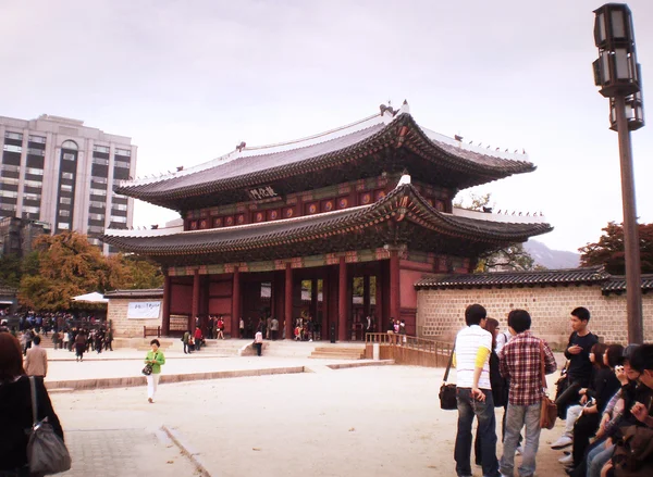10 月韩国首尔-南 24: 旅游参观在昌德宫 — 图库照片