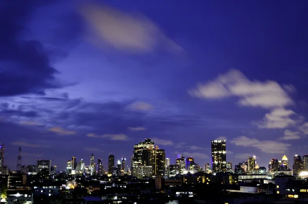 Stadens silhuett på natten. Bangkok. Thailand. — Stockfoto