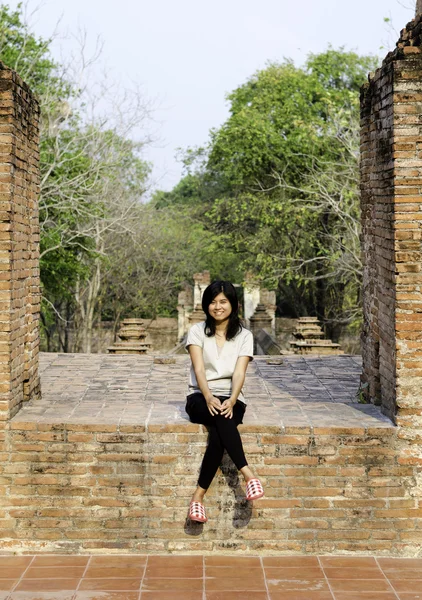Schöne Frau im wat maheyong Tempel — Stockfoto