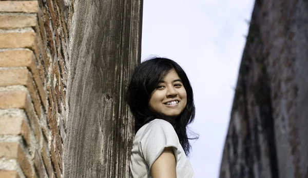 Vacker ung flicka på templet wat maheyong — Stockfoto