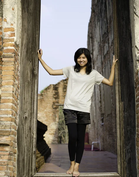 Donna che si diverte al tempio buddista di Ayutthaya, Thailandia . — Foto Stock