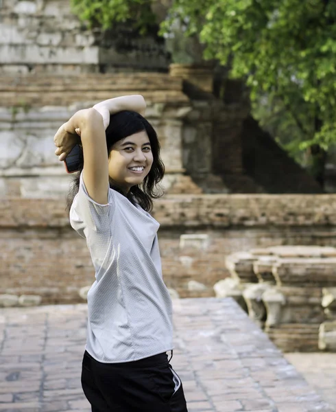 Asian woman at Wat Maheyong Temple. Ayutthaya province - Thailan — Stock Photo, Image