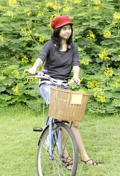 Donna con bicicletta retrò in un parco — Foto Stock