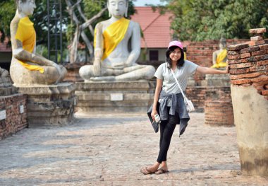 Asyalı kadın ve Buda wat yai chai mongkol Tapınağı'nda. Ayutthaya