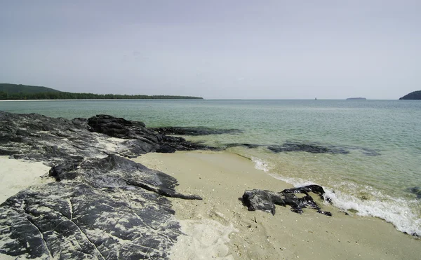 Panoramablick auf samila strand mit felsen in songkhla, thailand — Stockfoto