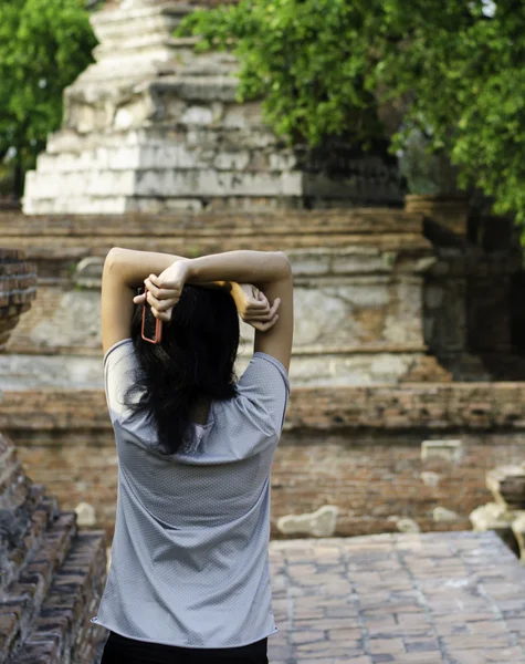 Frau genießt im wat maheyong Tempel — Stockfoto