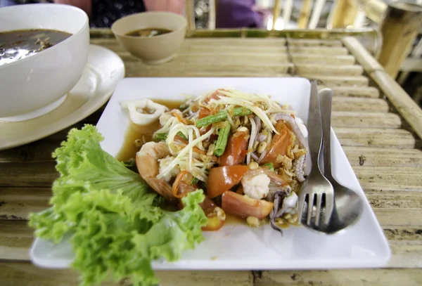 Thai-Papaya-Salat heiß und würzig mit Meeresfrüchten. — Stockfoto