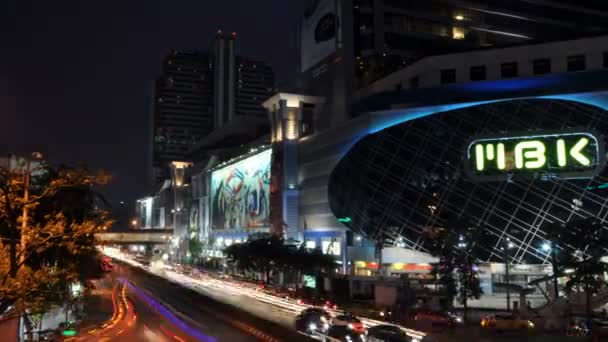 Плотное движение на перекрестке торгового центра MBK в Бангкоке, Таиланд — стоковое видео