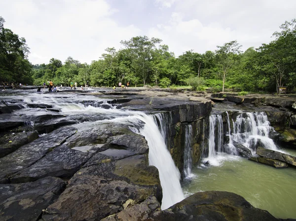 Tat ton şelale chaiyaphum Tayland at. — Stok fotoğraf