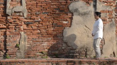 Budist kadın meditasyon yürüyüş