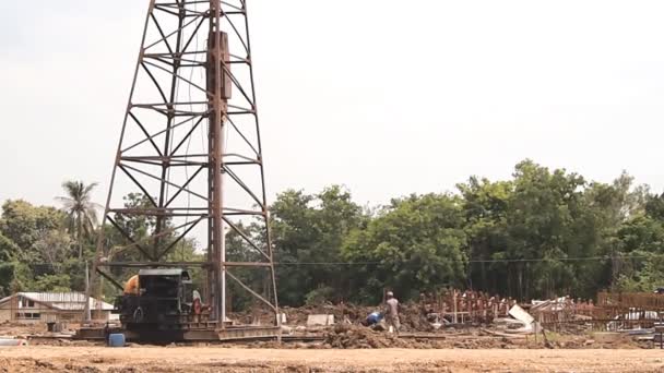 Pilas de conducción de un conductor de pila diesel en un sitio de construcción . — Vídeo de stock