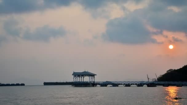 Zonsopgang op si chang eiland. Thailand, time-lapse — Stockvideo