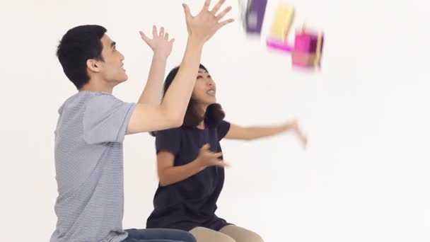 Couples jette boîte cadeau dans l'air, effet de temps de balle — Video