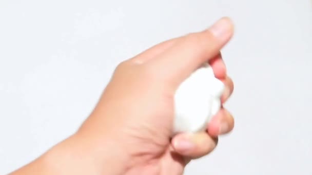 Main et plasticine blanche 