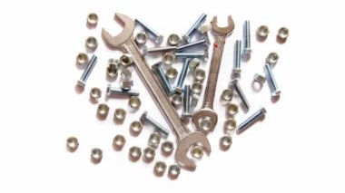 çeşitli İngiliz anahtarı, somun ve civata, kırık kalp, zaman atlamalı, stop motion animasyon stüdyosu.