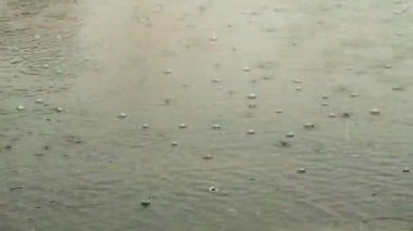 su yüzeyine yağmur damlaları