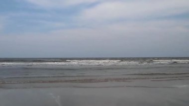 Okyanus dalgaları ve plaj