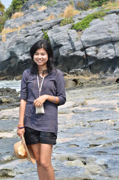 Beautiful young asian woman on beach — Stock Photo, Image