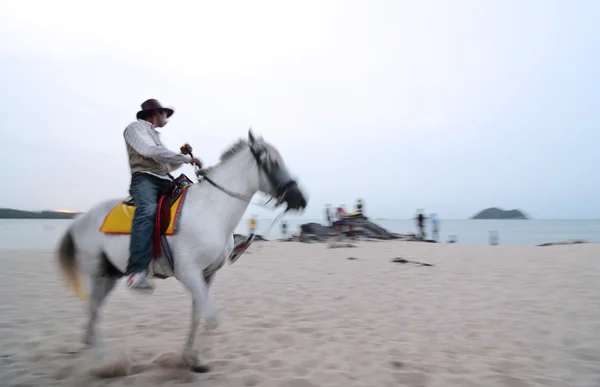 Montar a caballo en la playa — Foto de Stock