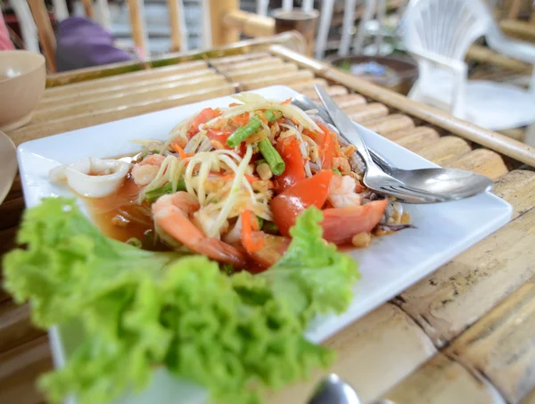 Thai-Papaya-Salat scharf und würzig, gemischtes Gemüse und Meeresfrüchte. — Stockfoto