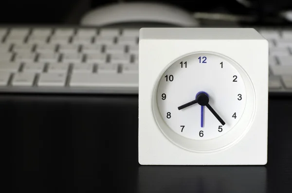 Klok, toetsenbord, zakelijke tafel in het kantoor — Stockfoto