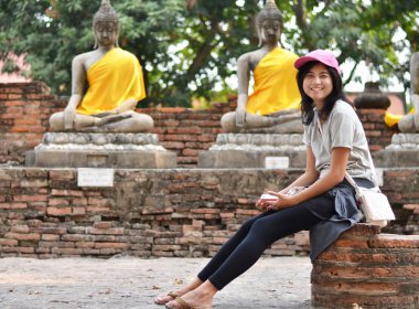 güzel kız ve Buda wat yai chai mongkol Tapınağı'nda. ayutth