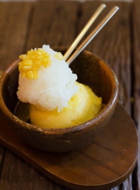 Mango şerbeti ve yapışkan pirinç