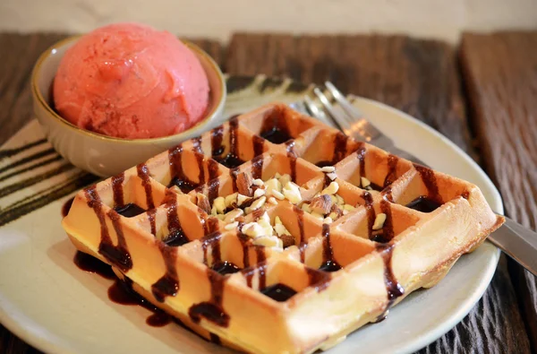 Waffle com colher de sorvete de xarope de morango — Fotografia de Stock