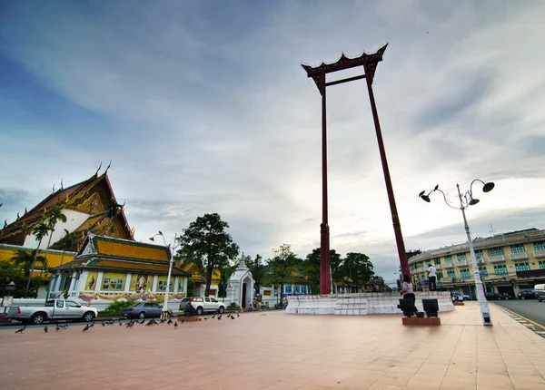 在曼谷，遇难丧生 wat sutadhtepvararam 寺附近的巨型秋千 — 图库照片