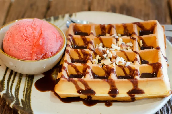 Våffla med ösa av strawberry sorbet glass — Stockfoto