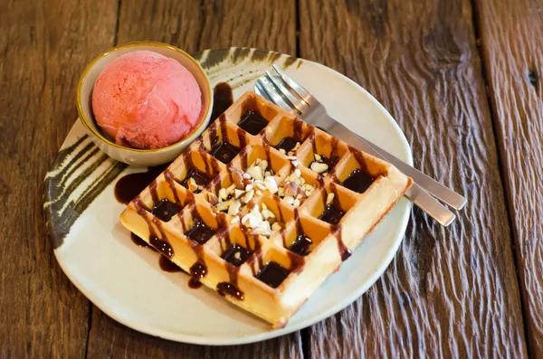 วัฟเฟิลอร่อยกับไอศกรีมเชอร์เบทสตรอเบอร์รี่ — ภาพถ่ายสต็อก