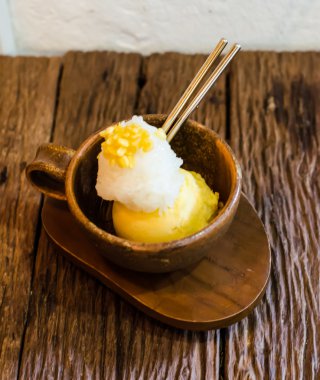 Mango şerbeti ve yapışkan pirinç