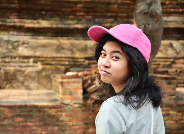 Menina pretensiosa sobre parede de tijolo — Fotografia de Stock