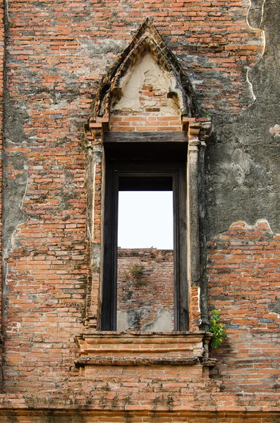 Rovine finestre di apertura al Maheyong antico tempio, Ayutthaya, Thai — Foto Stock