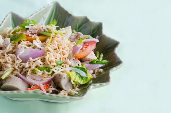 Insalata speziata condita tailandese con maiale, pomodori e tagliatelle . — Foto Stock