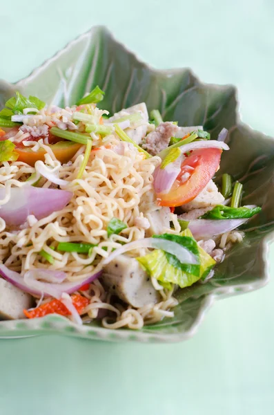 Würziger Salat mit Schweinefleisch, Tomaten und Nudeln — Stockfoto