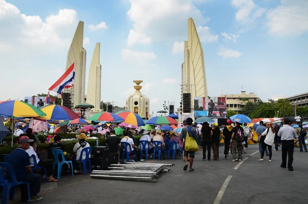 BANGKOK - NOVEMBER 11 : The Democrats at Democracy monument — Stock Photo, Image