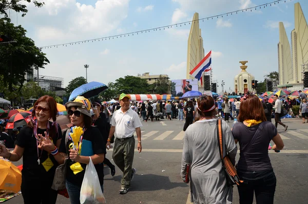Bangkok - 11 november: demokraterna på demokrati monument — Stockfoto