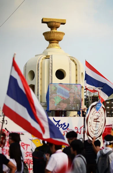 Bangkok - November 11 : The Democrats Are On The March At Democracy Monument — Stock Photo, Image