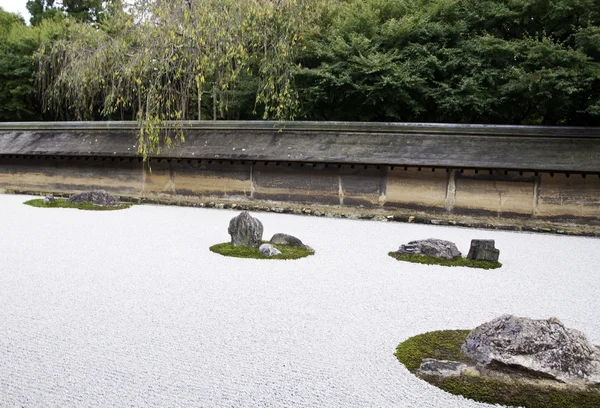 Famous zen garden of the Ryoan-ji temple in Kyoto — Stock Photo, Image