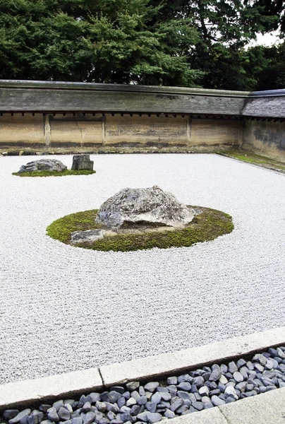 Giardino roccioso al tempio Ryoan-ji a Kyoto, Giappone . — Foto Stock