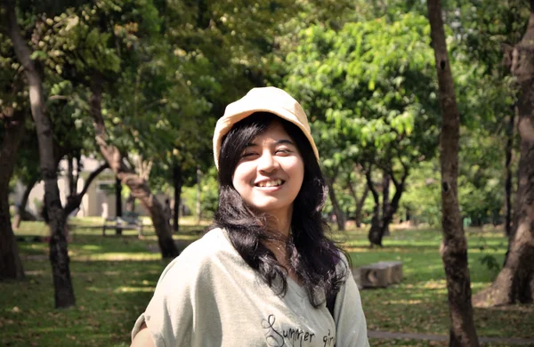 Belle femme souriante au chapeau jaune, Sepia tonique — Photo