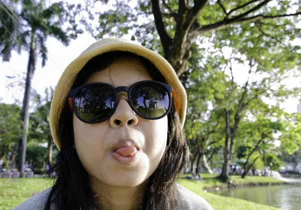 Junge freche Frau mit gelber Mütze schaut in die Kamera — Stockfoto